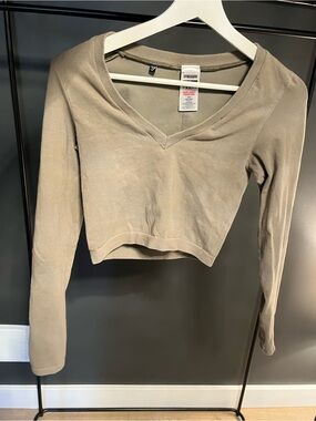 Gymshark Women's Long Sleeve V-Neck Crop Top in Soft Green